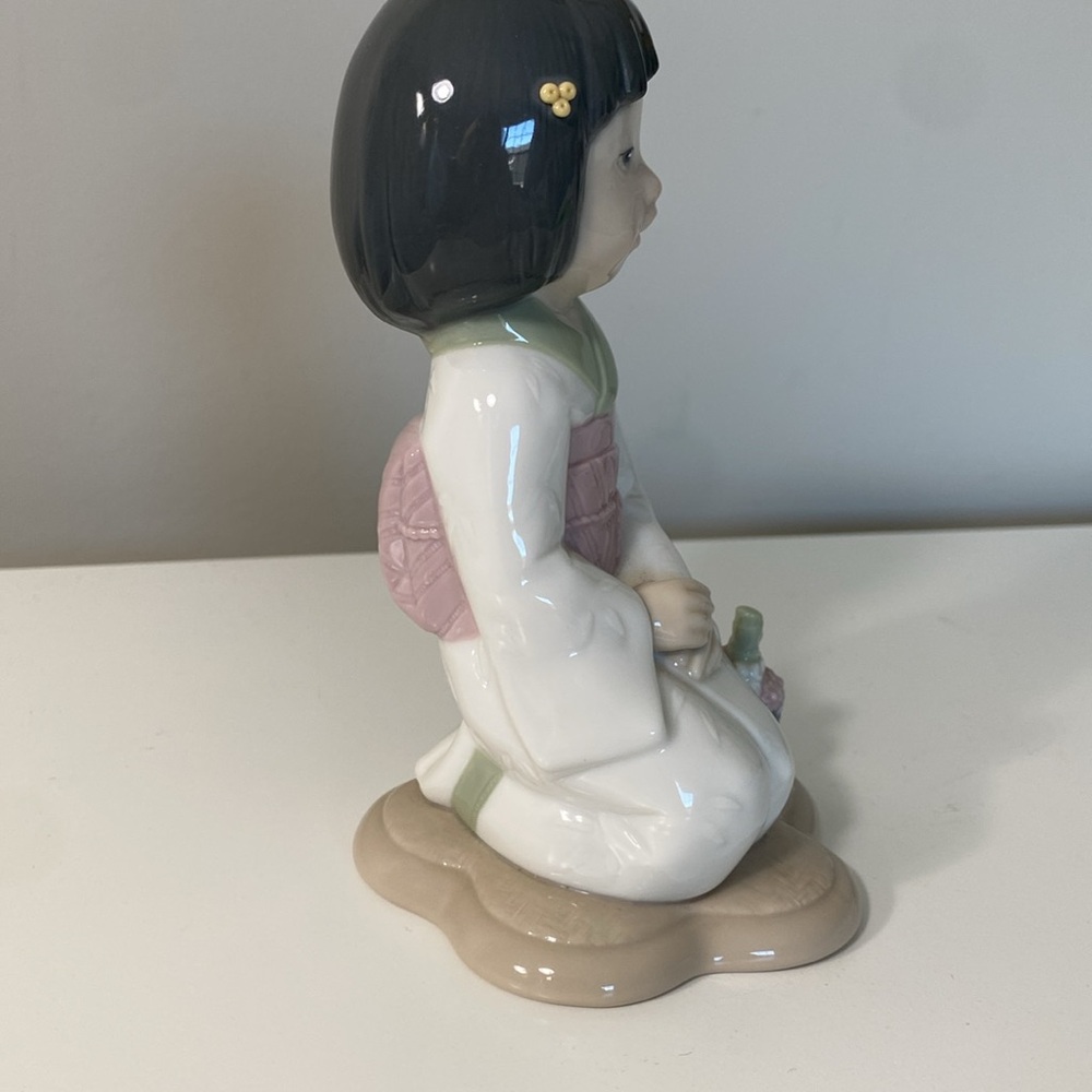 FLASH SALE! Golden Memories (Lladro) figurine. Oriental  girl kneeling. Handmade - Picture 2 of 6